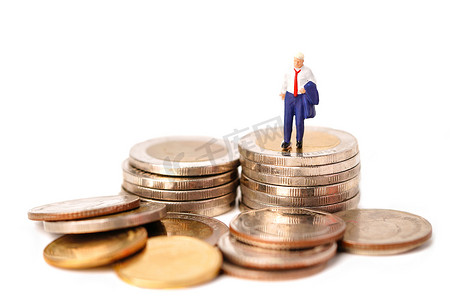 商人微型人站在硬币上：管理企业财​​务概念。