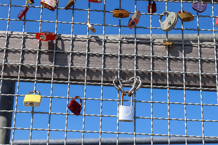 杰尔马波罗的海海滩的码头上挂着许多爱情锁