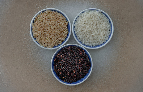 各类肉串摄影照片_各类大米：糙米、茉莉香米、Riceberry 陶瓷杯。