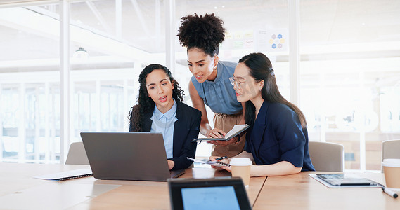 女商人、笔记本电脑和办公室协作，用于营销管理、领导创新或战略研究。