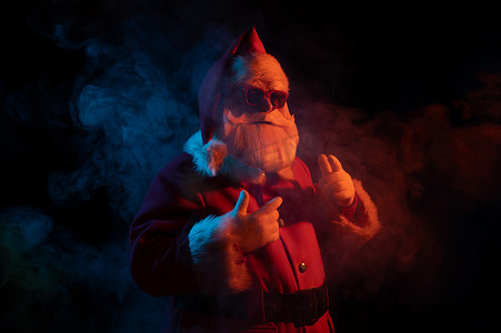 霓虹灯下戴着太阳镜的圣诞老人肖像。
