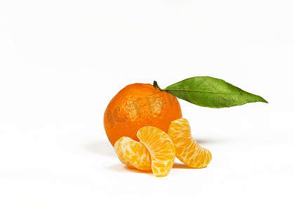 一个橘子和几个去皮的橘子