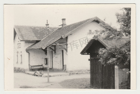 风景农村摄影照片_老式照片显示该国的火车站。