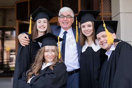 一位白发男老师祝贺学生们大学毕业。