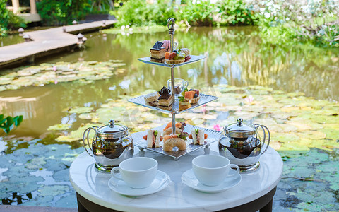 英国聚会摄影照片_水池下午茶，泰国热带花园下午茶