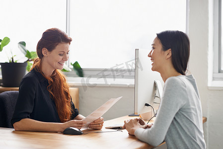 简历、工作面试和办公室女商人在办公桌前交谈、交谈和讨论。