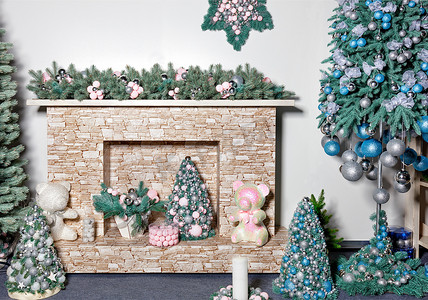 新年假期、带礼物的壁炉、装饰圣诞树、玩具、球和冷杉树枝。