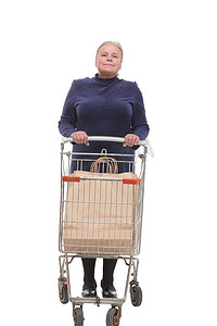 一位老年妇女推着白色背景中突显的购物车的全长镜头
