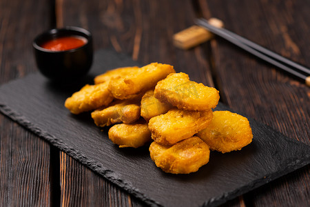 用筷子在石板上炸鸡块 — 亚洲食品特写