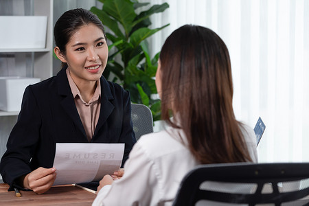 求职摄影照片_两名亚洲女性在办公室进行求职面试。