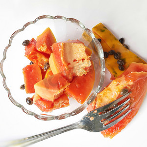 白色背景中保存的橙色新鲜木瓜，碗中切块，富含纤维维生素 C 和抗氧化剂增强免疫力对糖尿病患者和眼睛有益