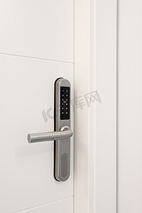 入口白色木门配有电子锁，确保公寓安全。