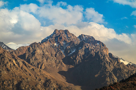 阿拜 (Abai) 和克里斯查蒂 (Chryschaty) 的高峰期在夏季，位于阿拉木图阿拉套山脉 (Almaty Alatau mountain)。