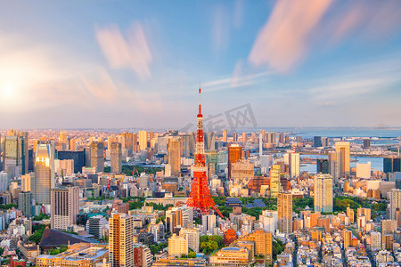 东京城市天际线和东京塔大厦的全景