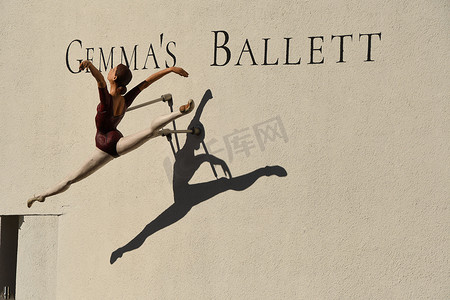 杰玛的芭蕾舞 - 漂浮的芭蕾舞演员的身影倒映在德国的房屋正面