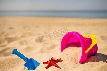 阳光明媚的海滩上的玩具