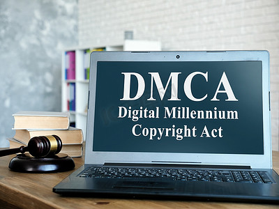 笔记本电脑和木槌上的 DMCA 数字千年版权法。