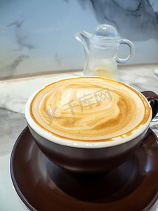 一杯咖啡里有柔软细腻的奶泡