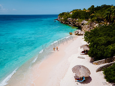 Playa Kalki 库拉索热带海滩加勒比海，情侣在海滩上散步