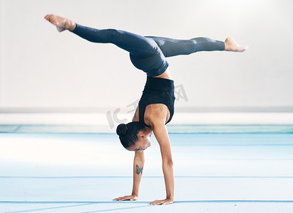 体操运动员倒立、女子训练和灵活的健身技巧，在健身房里进行独舞。
