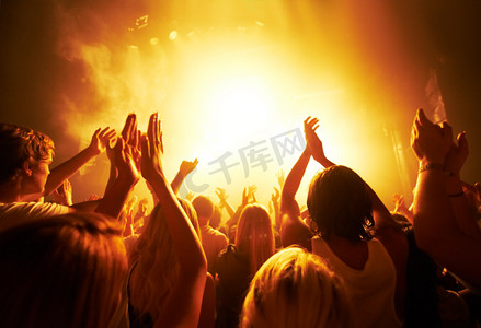 8月正能量摄影照片_音乐、音乐会和灯光人群，为现场表演、摇滚活动和晚上舞台上的乐队鼓掌。