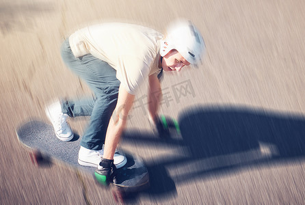 一名运动员在室外的道路上从上方滑冰，运动模糊和速度。