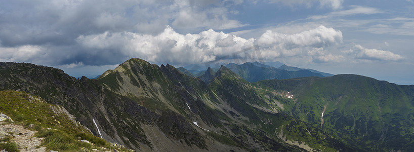 塔科夫摄影照片_从西塔特拉山脉的巴尼科夫峰或罗哈斯全景欣赏全景。