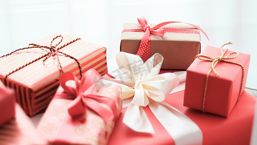 节日礼物和包装豪华礼物、珊瑚礼盒作为生日、圣诞节、新年、情人节、节礼日、婚礼和节日购物或美容盒递送的惊喜礼物