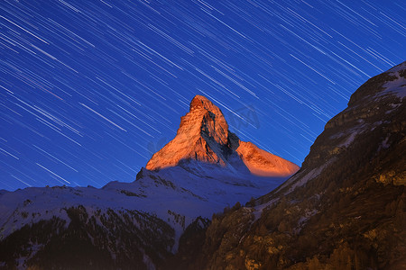阳光下著名的马特洪峰上美丽的星迹