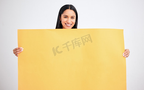 带有黄色样机海报的妇女，用于在空白纸板上进行广告、营销和产品植入。