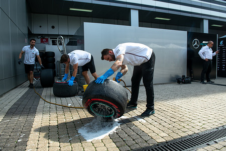 俄罗斯索契 — 2019年9月29日：2019年俄罗斯一级方程式大奖赛周末赛车，倍耐力轮胎F1在Petronas Mercedes F1车队包厢