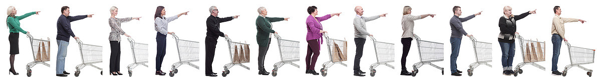 推着购物车的人摄影照片_一群推着购物车的人用手指指着前面