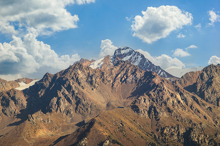 努尔苏丹峰或共青团峰。