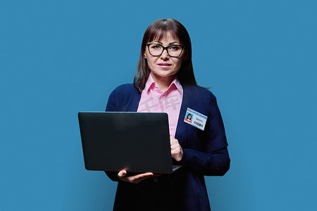蓝色背景笔记本电脑女教师肖像
