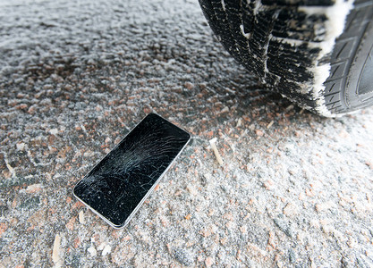 车道雪地上手机屏幕碎了