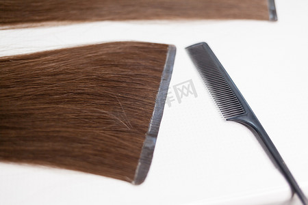 在家准备用于延伸的发带的过程。