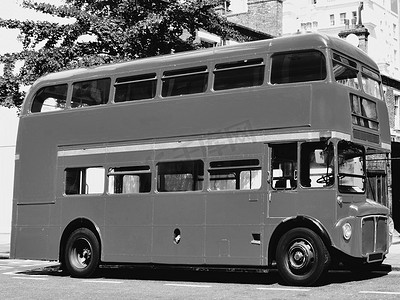 双层巴士摄影照片_伦敦 Routemaster 红色双层巴士在英国伦敦
