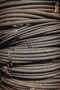 盘绕存储在商店中的大型钢丝绳吊索或电缆吊索卷筒。