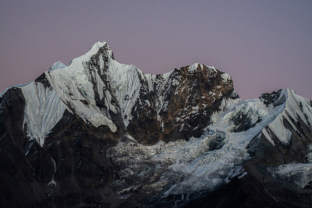纳帕尔喜马拉雅山的山峰与溪流