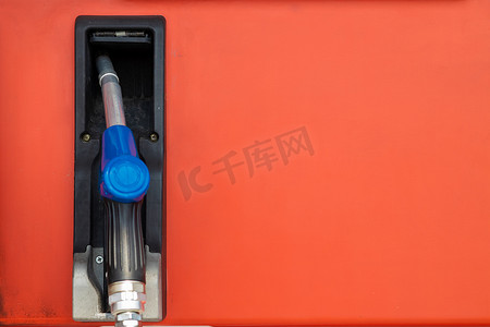 燃油摄影照片_加油站加油机或加油机的燃油喷嘴，用于补充汽车发动机汽油，并带有文本空间