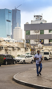 阿联酋迪拜 — 2021 年 12 月 22 日 — 萨特瓦地区繁忙的街道。