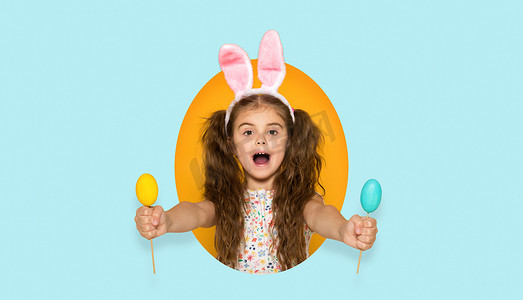 可爱的小女孩，长着复活节兔子耳朵，手里拿着彩蛋