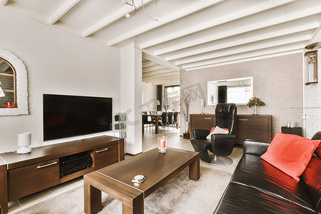 客厅配有真皮沙发和电视