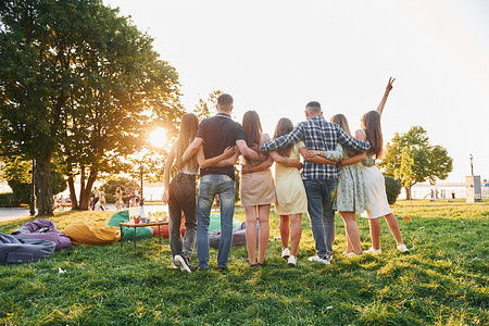 夏日白天，一群年轻人在公园里举行聚会