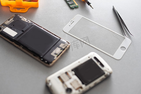 技术人员用烙铁修理手机内部。
