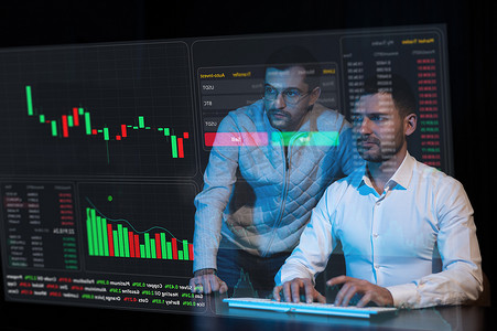 两名留着胡子的白人男子正在虚拟屏幕上讨论股票图表。