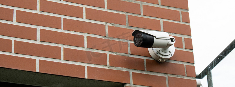 私人建筑上的安全摄像头特写镜头。