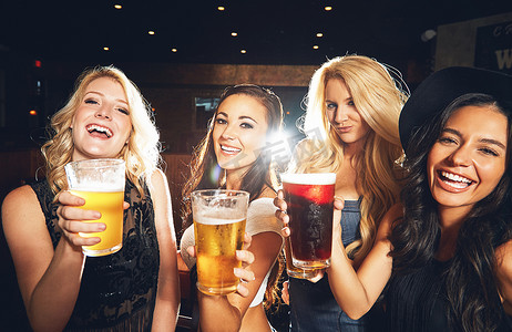喝饮料的女孩摄影照片_女性肖像、夜总会和派对，提供庆祝饮料、新年晚会和欢乐时光活动。