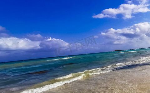 热带加勒比海滩清澈的绿松石水墨西哥普拉亚德尔卡门。