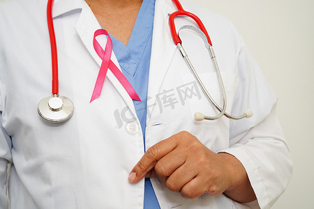 带粉红丝带的亚洲女医生，十月世界乳腺癌日。